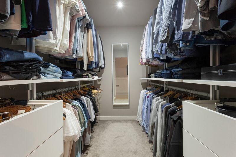 WALK-IN WARDROBE
