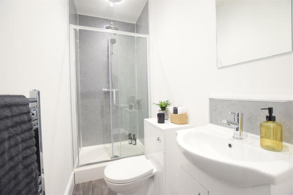Apt 6 Bathroom.JPG