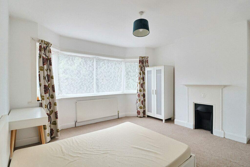 Colebrook Avenue - Spacious Master Bedroom