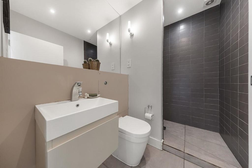 Bathroom (2).jpg