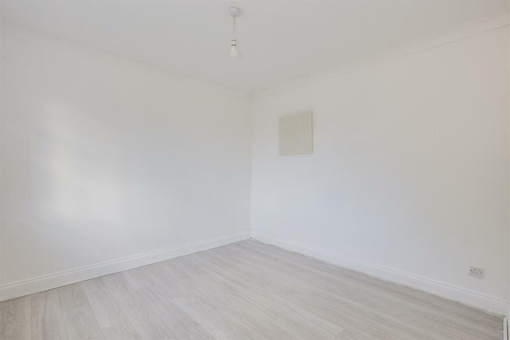 Flat 4, 22 Priory Avenue, HP13 6SH-1.jpg