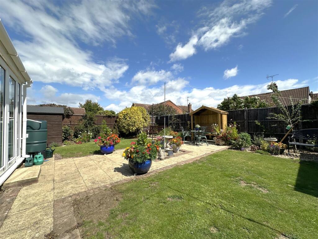 Generous Private Garden 095