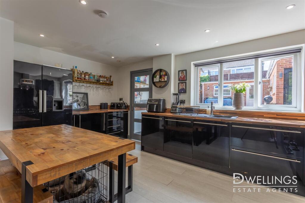 DWELEST- 8 Cheviot Close, Swadlincote, DE11 9EE-00