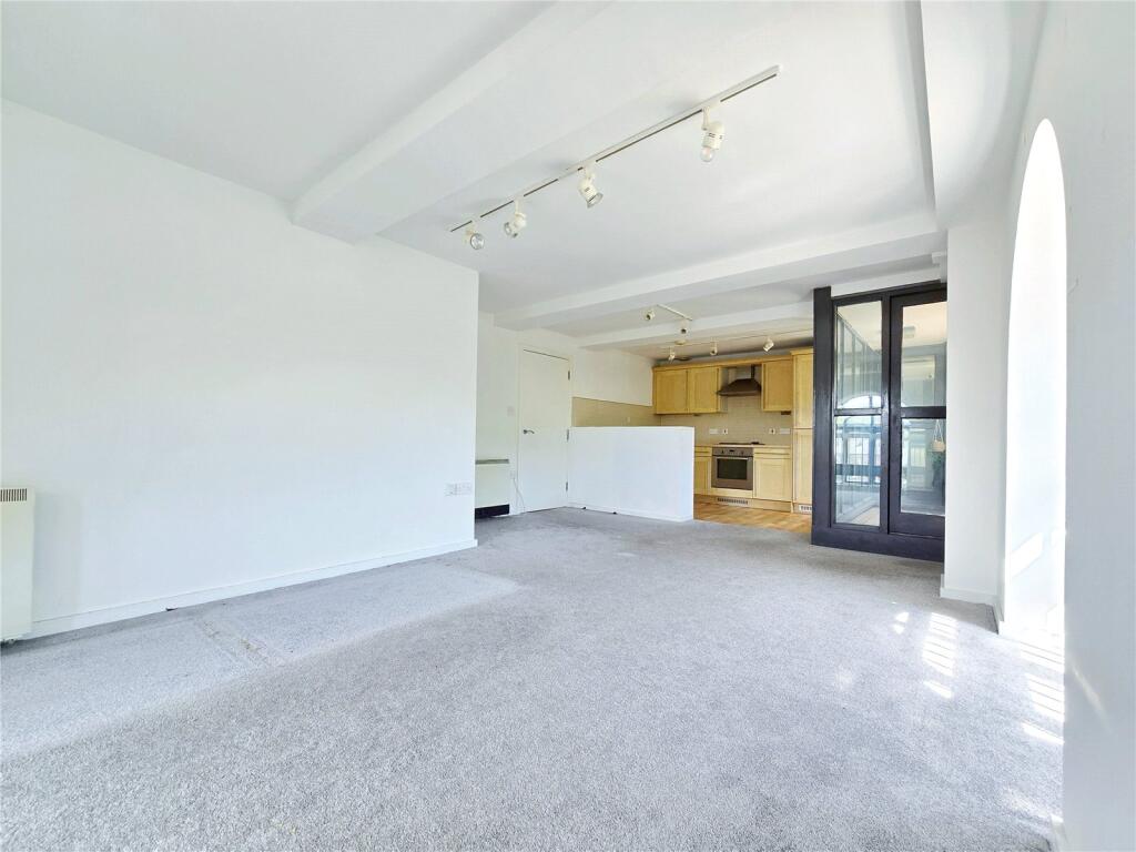 Lounge &amp; Kitchen