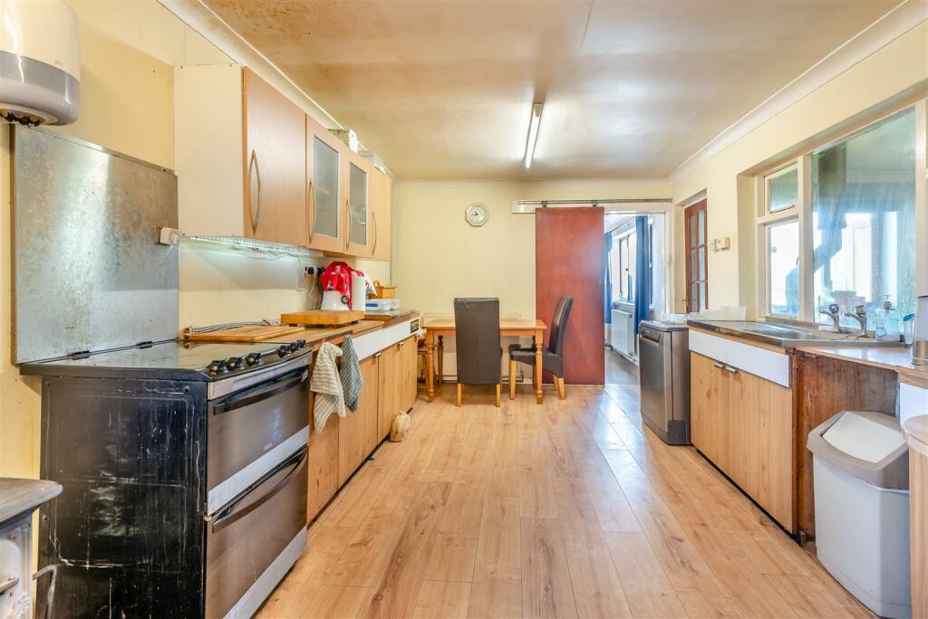8584800-interior18.jpg