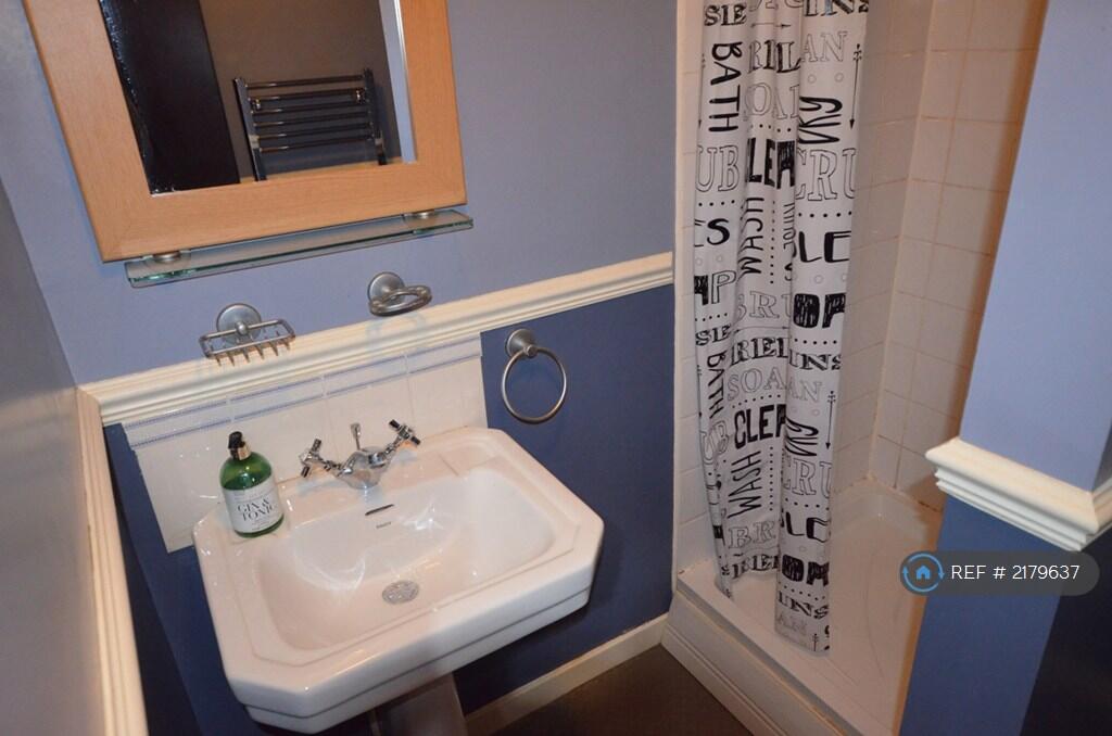 Toilet / Shower Room