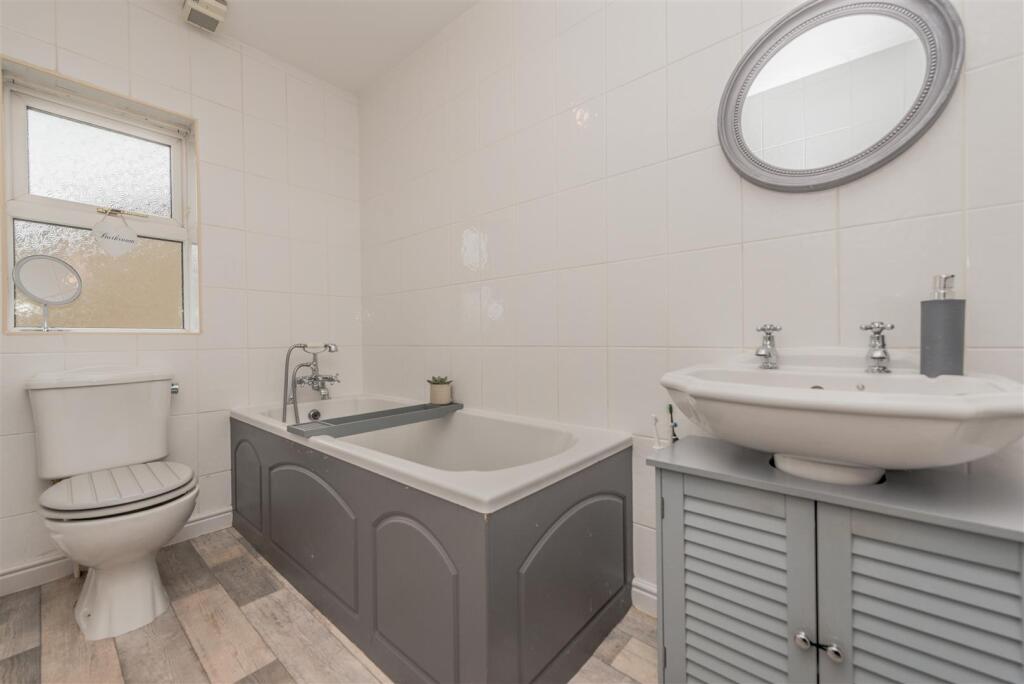 Family Bathroom / WC: