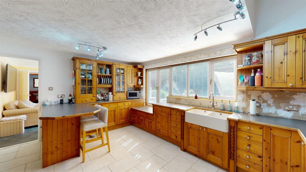 KITCHEN/BREAKFAST ROOM
