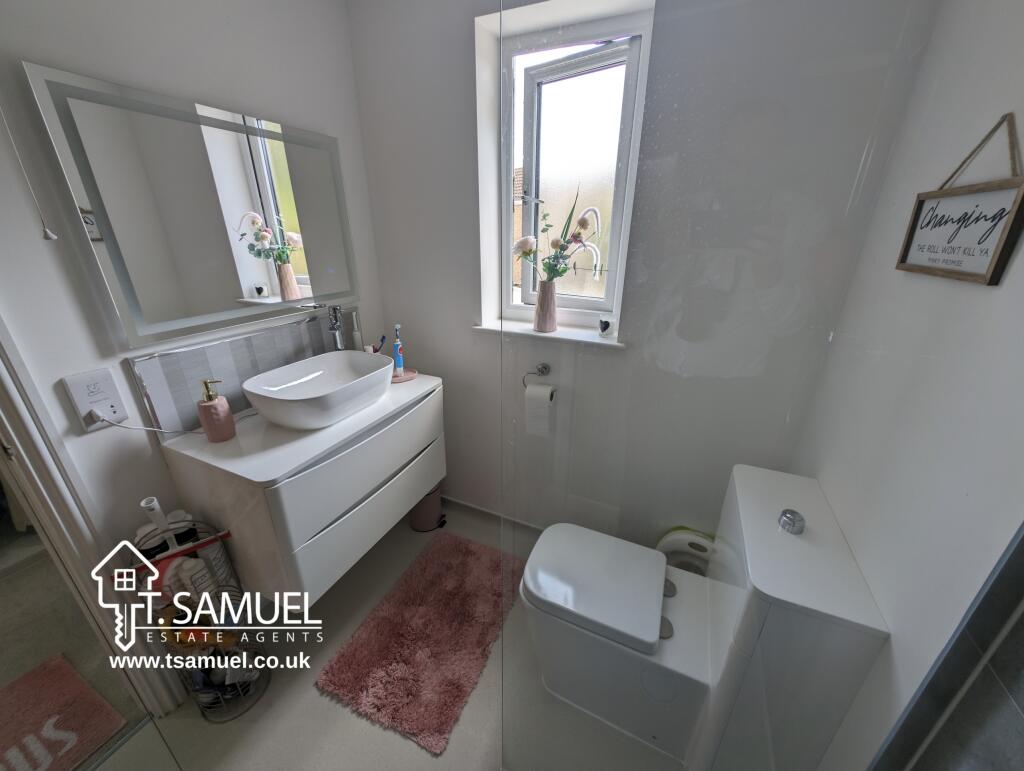 Ensuite to master bedroom