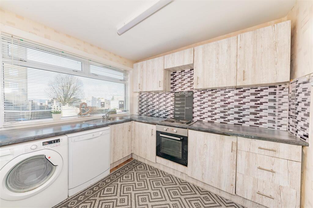 32 Tweed Crescent Dundee-8.JPG