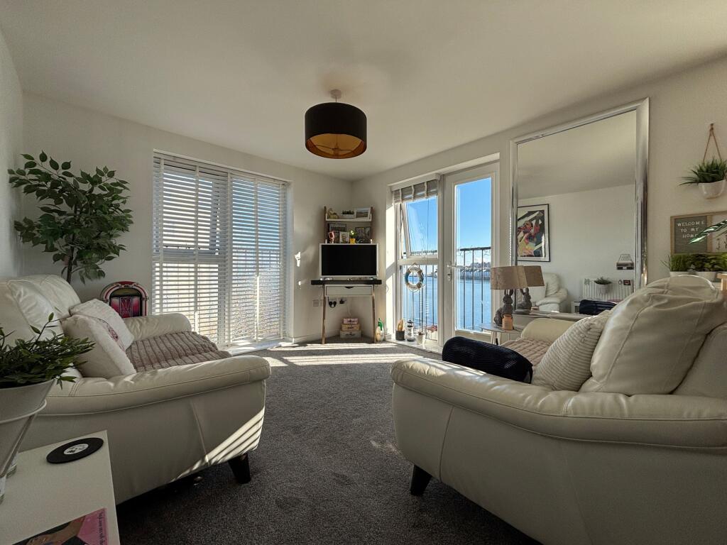 Lounge &amp; Kitchen