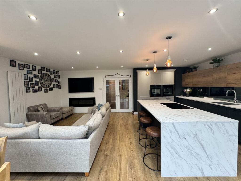 Open plan kitchen / Family room