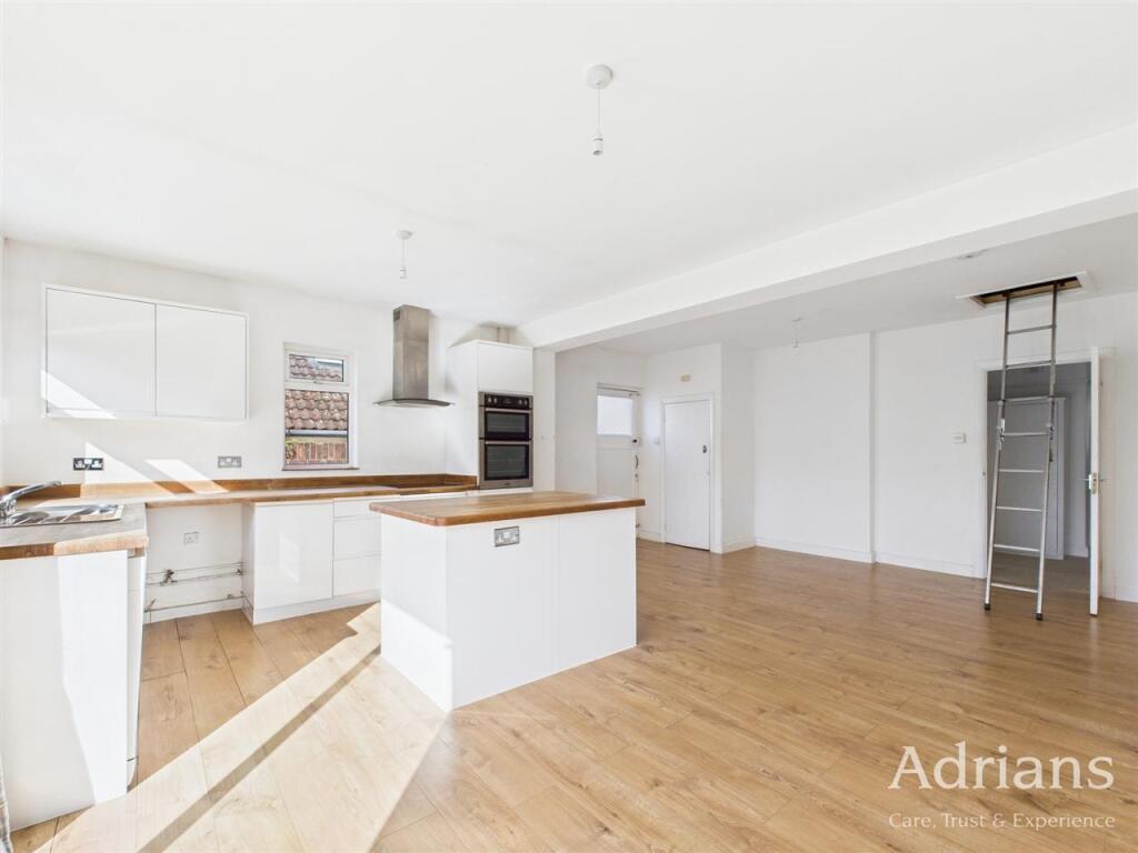 KITCHEN / DINING /