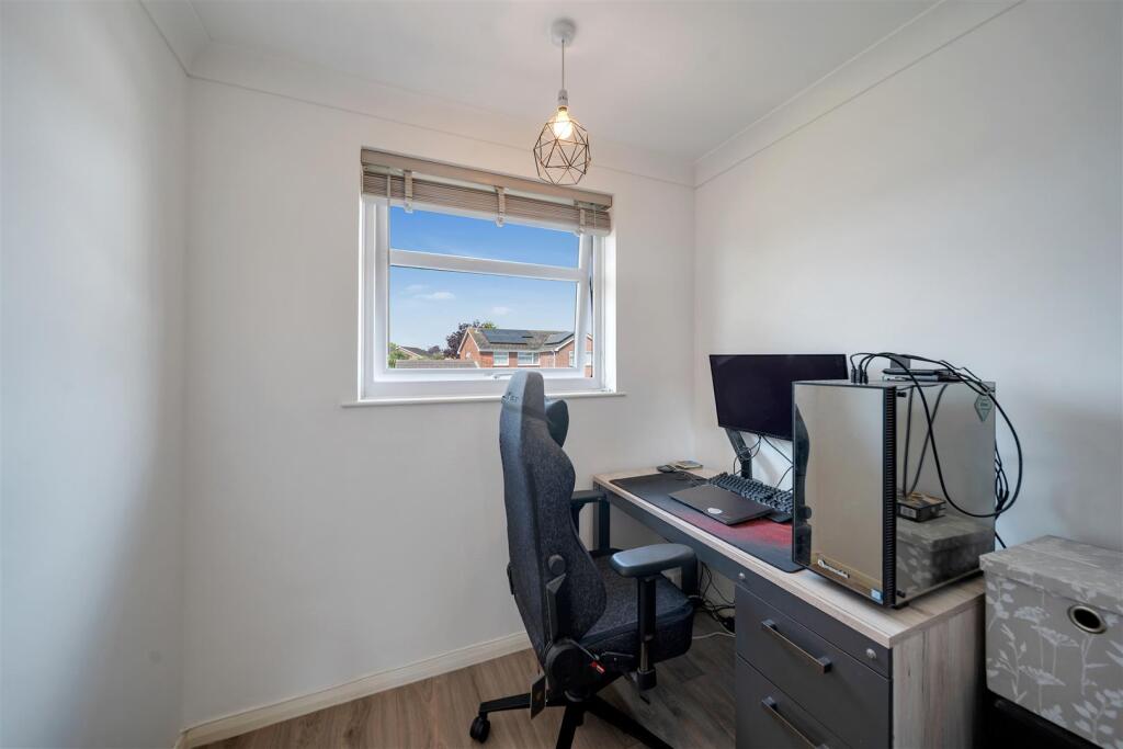 12 Hardwick Cl-16.jpg