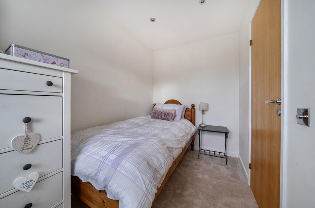 1374563-10-6904dd...