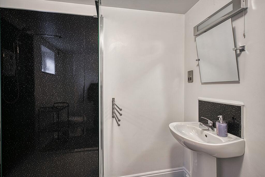 Four Communal Shower Rooms
