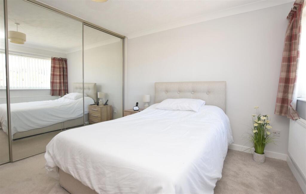 Bedroom 1 V2.JPG