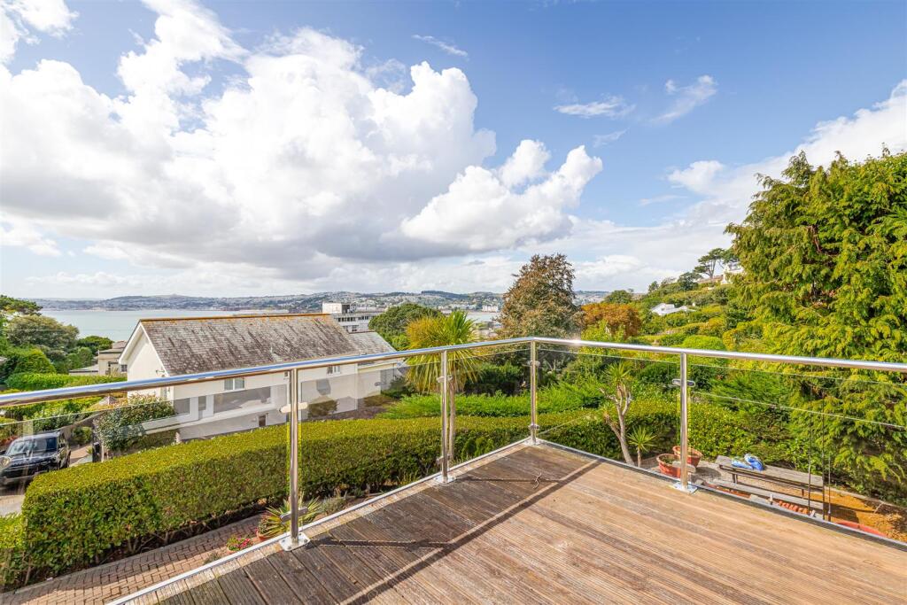 A11 - Ridgwood, Rock End Avenue - 250901.jpg