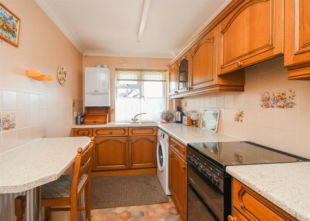 24 Manor Gardens - Kitchen.jpg