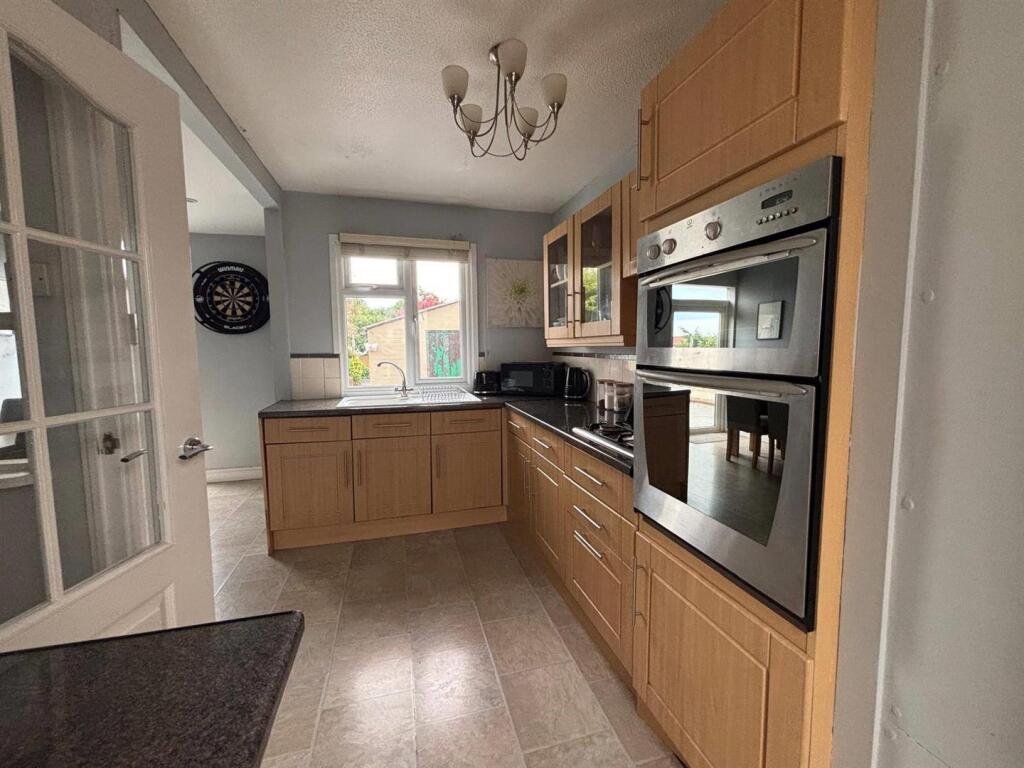 Kitchen 1.jpg