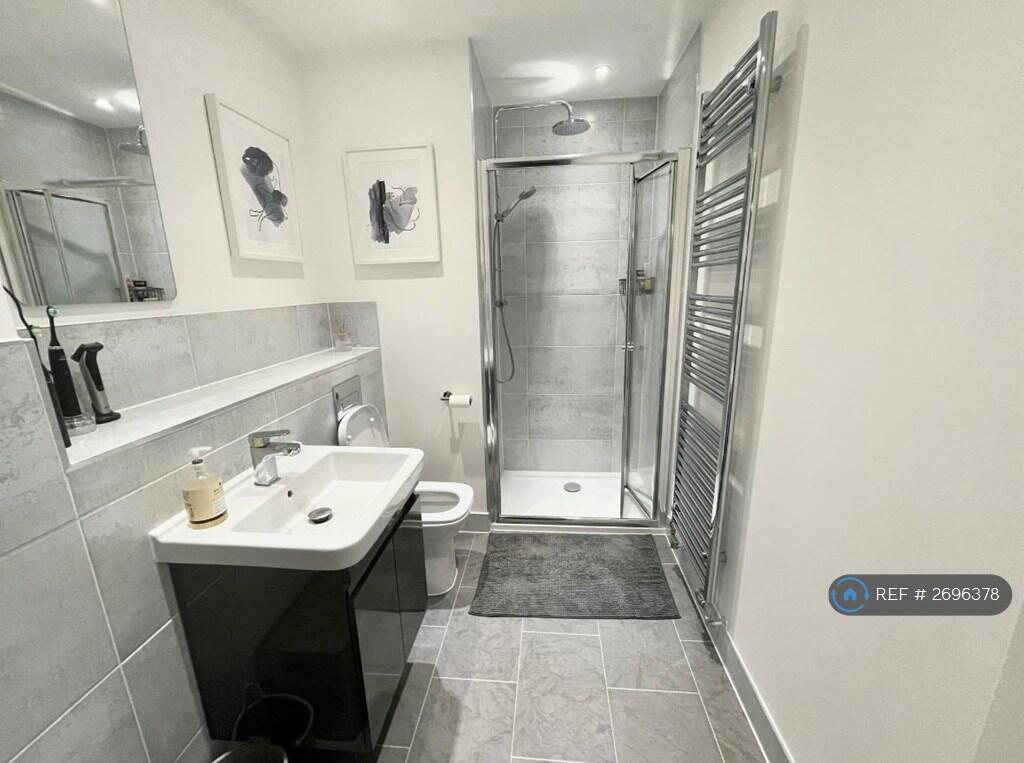 Ensuite (1 Of 2)