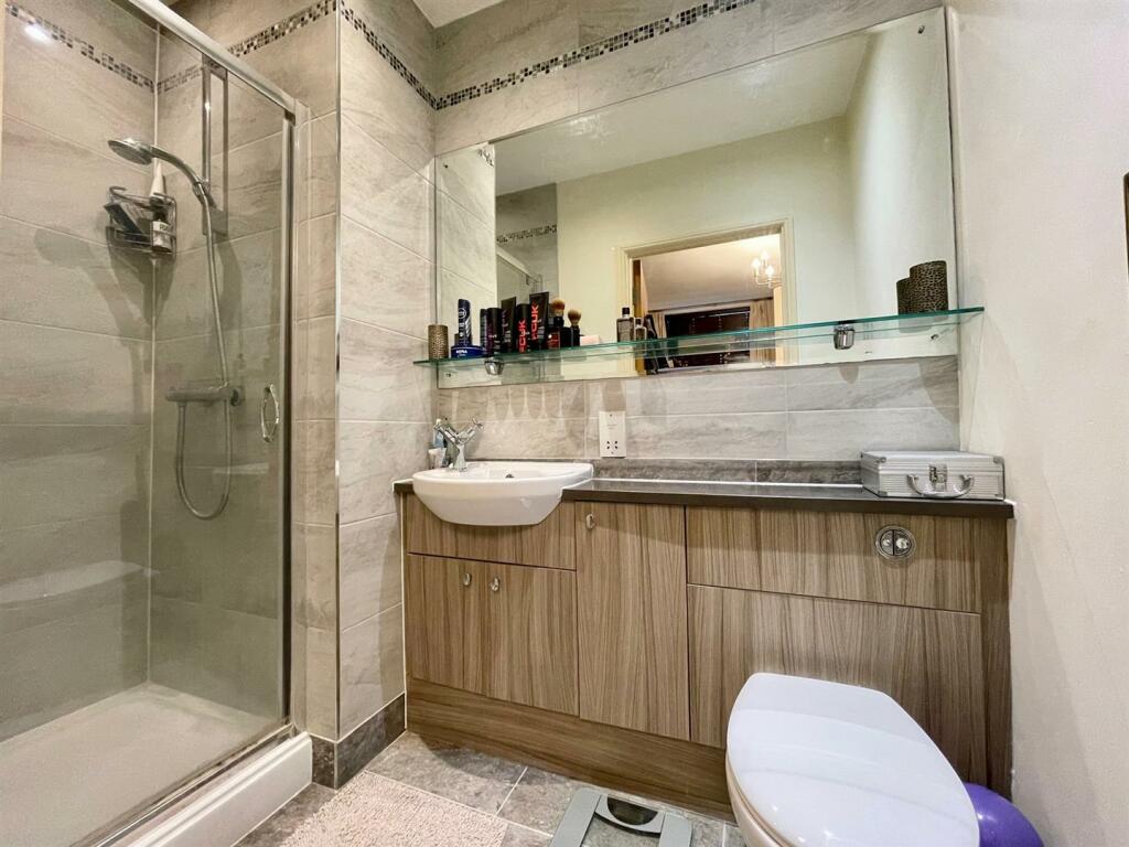 1 Wolf Grange ensuite.jpg