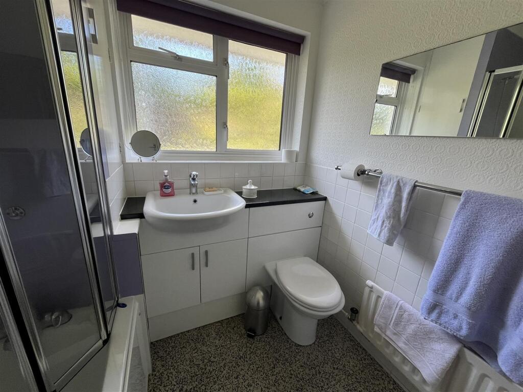 Bathroom 2.jpg