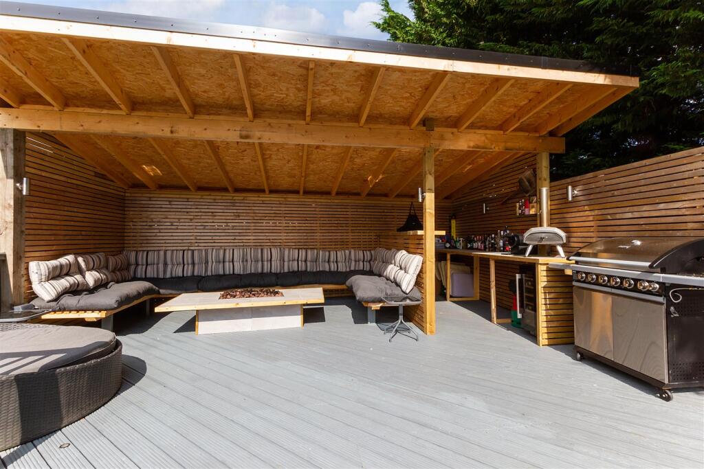 Bar/deck