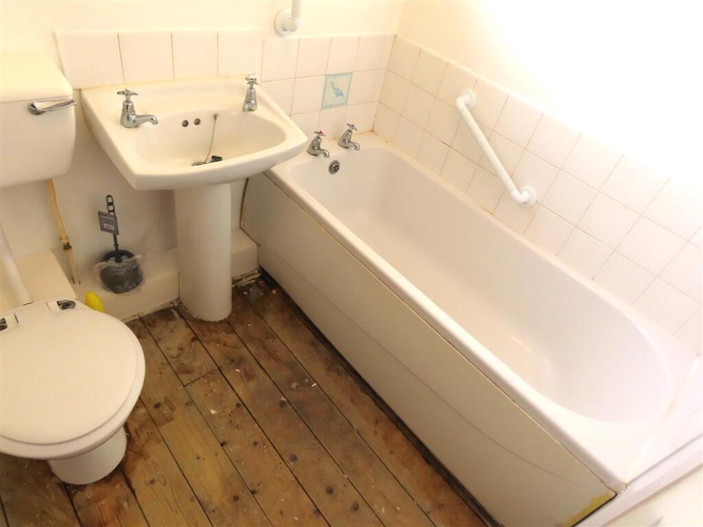BATHROOM/W.C.