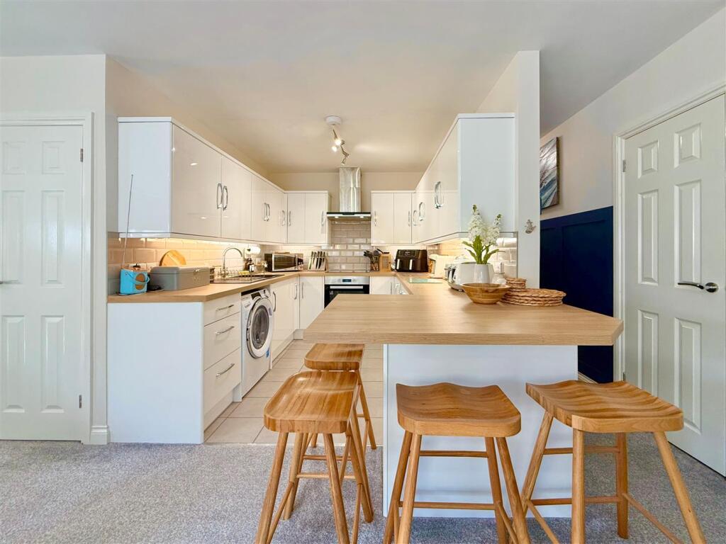 Breakfast Bar Area.JPG