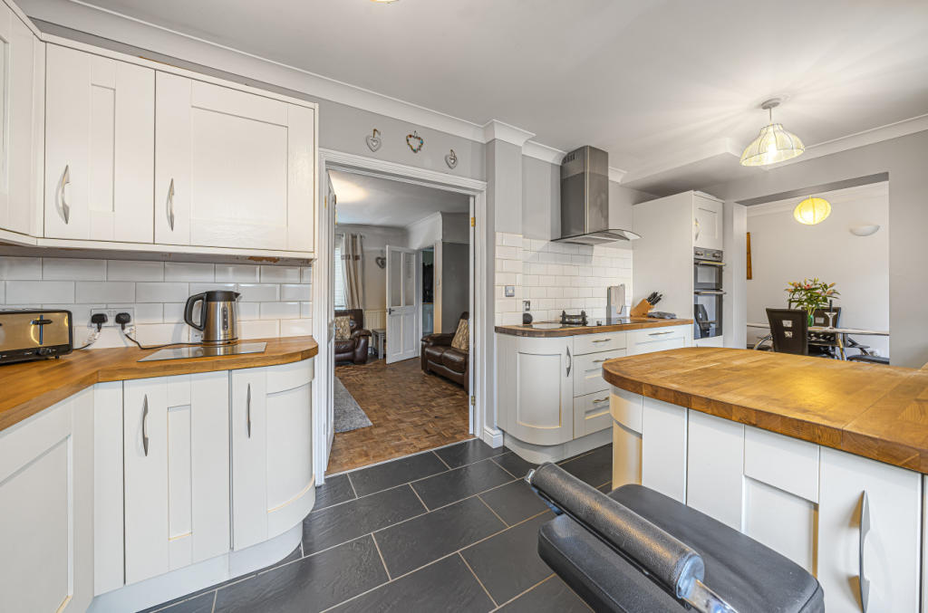 Kitchen/B'fast Room