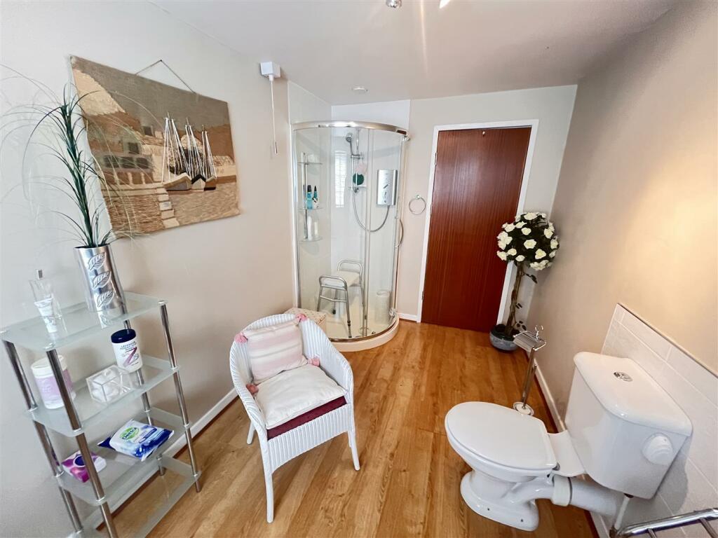 bed 1 ensuite.JPG