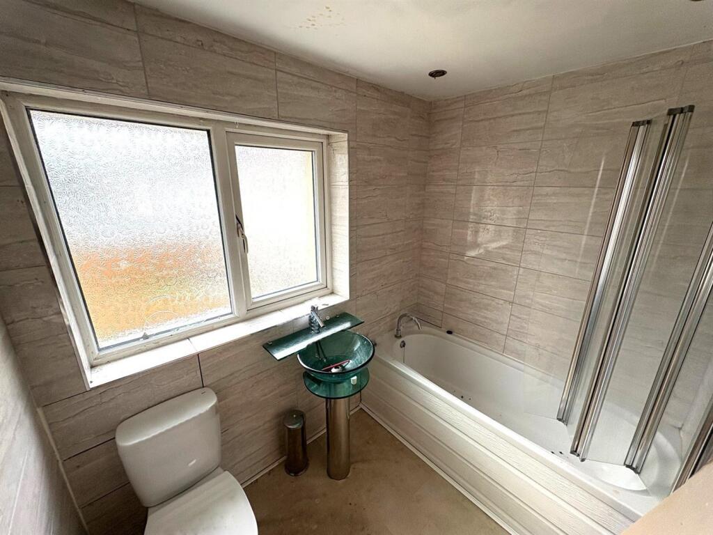 Bathroom.JPG
