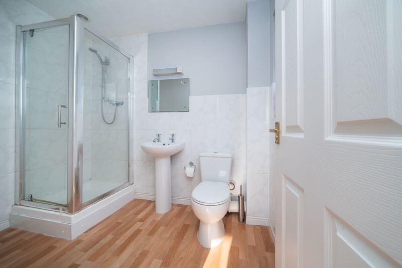 MASTER BEDROOM EN-SUITE
