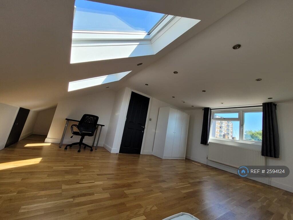 Huge Loft Room £1090