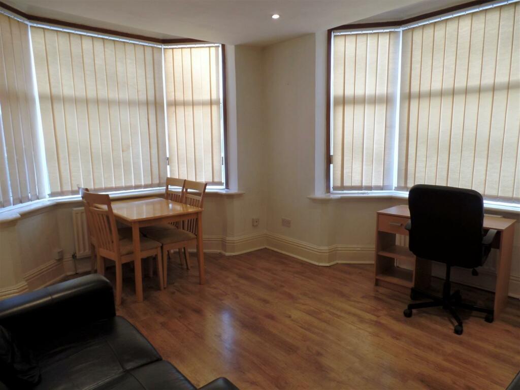 Lounge-Kitchen 2