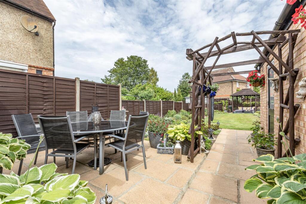 26 School Lane, Addlestone, KT15 1TB - 27.jpg
