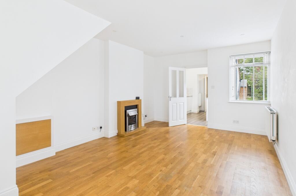 CAM02519G0-PR0348-STILL002