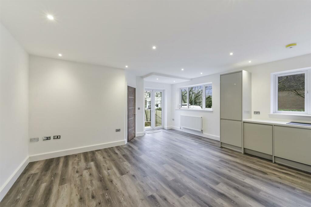 LYNWOOD OAKS FLAT 2 - (5).jpg