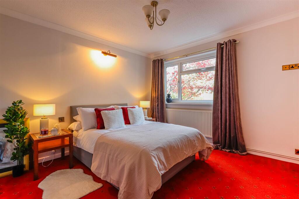Roberts Close -2.jpg