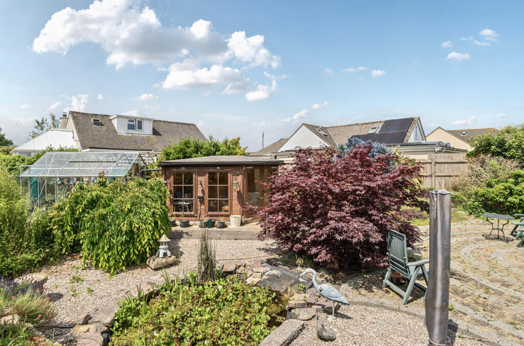 1304090-5-683dad2...