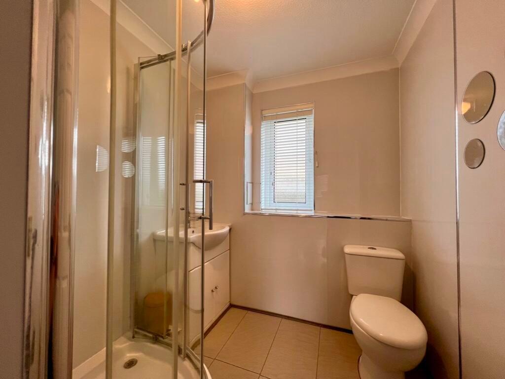 Shower room.