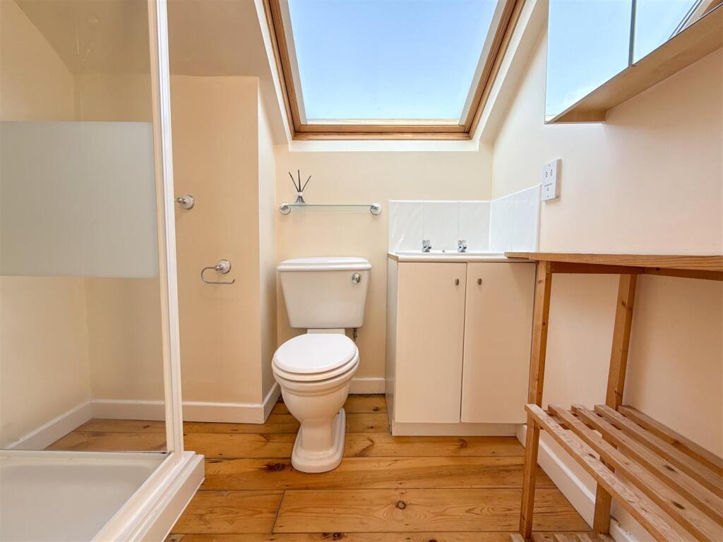 EN SUITE SHOWER ROOM