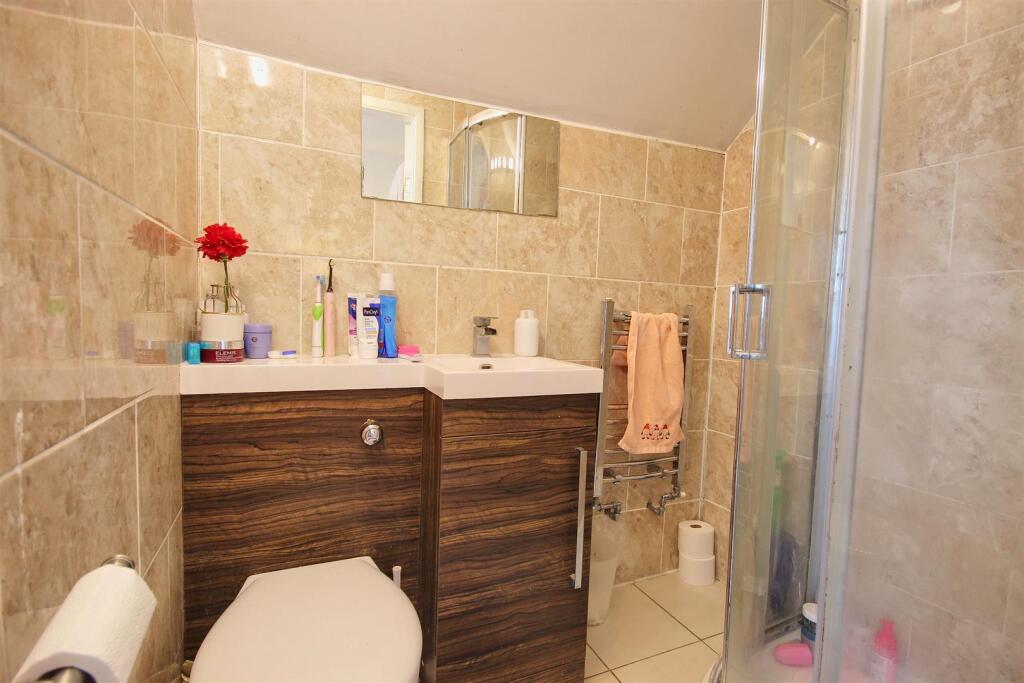 EN-SUITE SHOWER ROOM