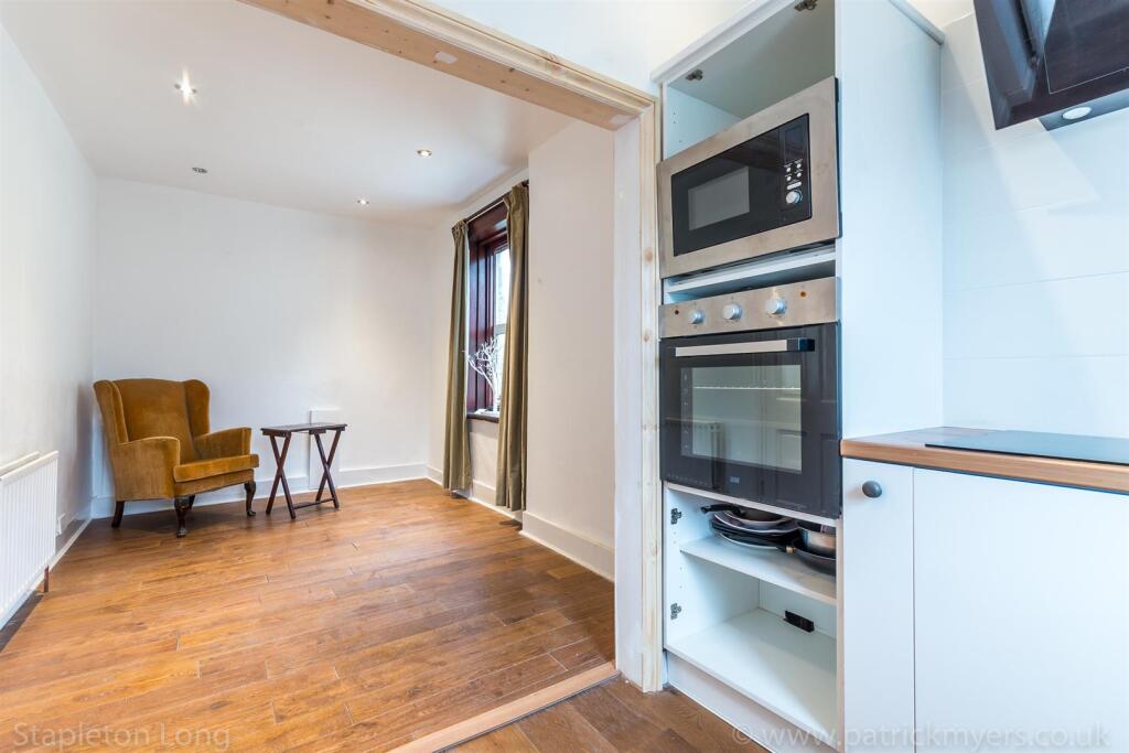 Flat 2 20 Chestnut Road-16.jpg