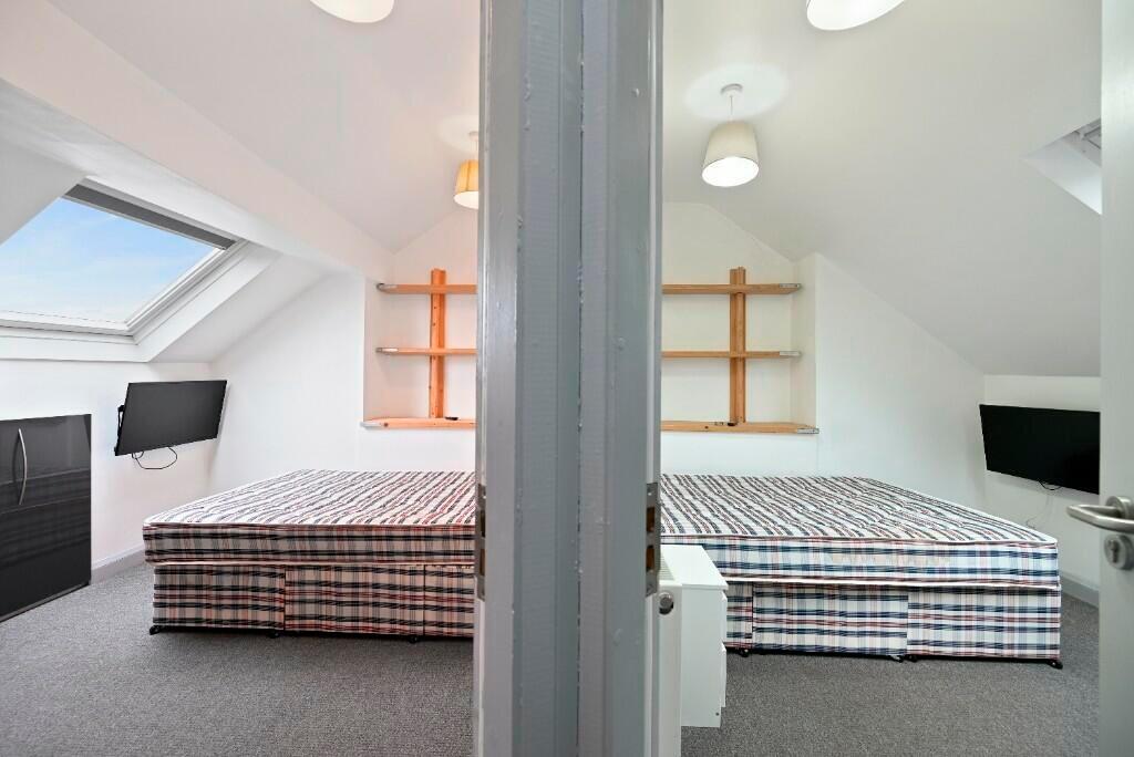 Bright and clean double bedroom with two single...