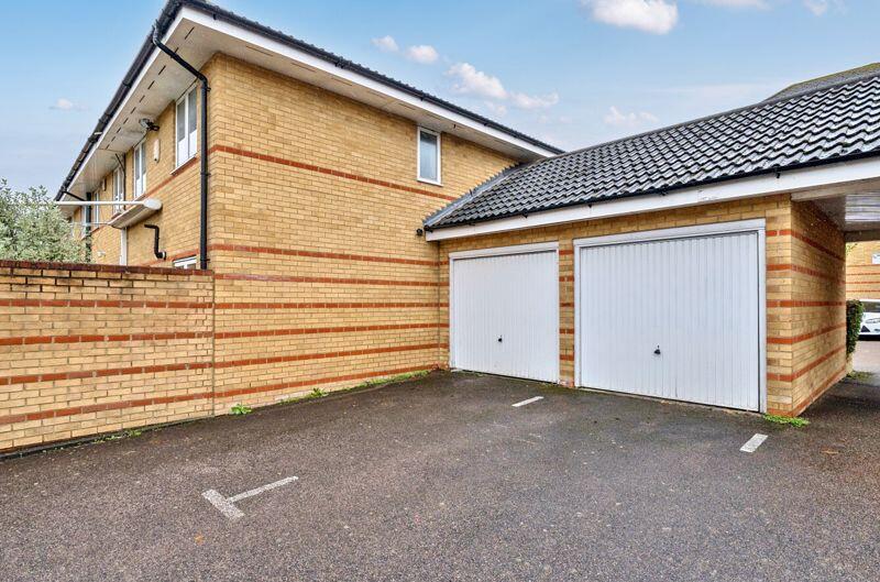 Garage en bloc and space