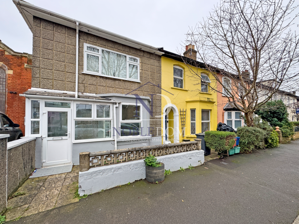 4 bedroom end of terrace house in Isleworth
