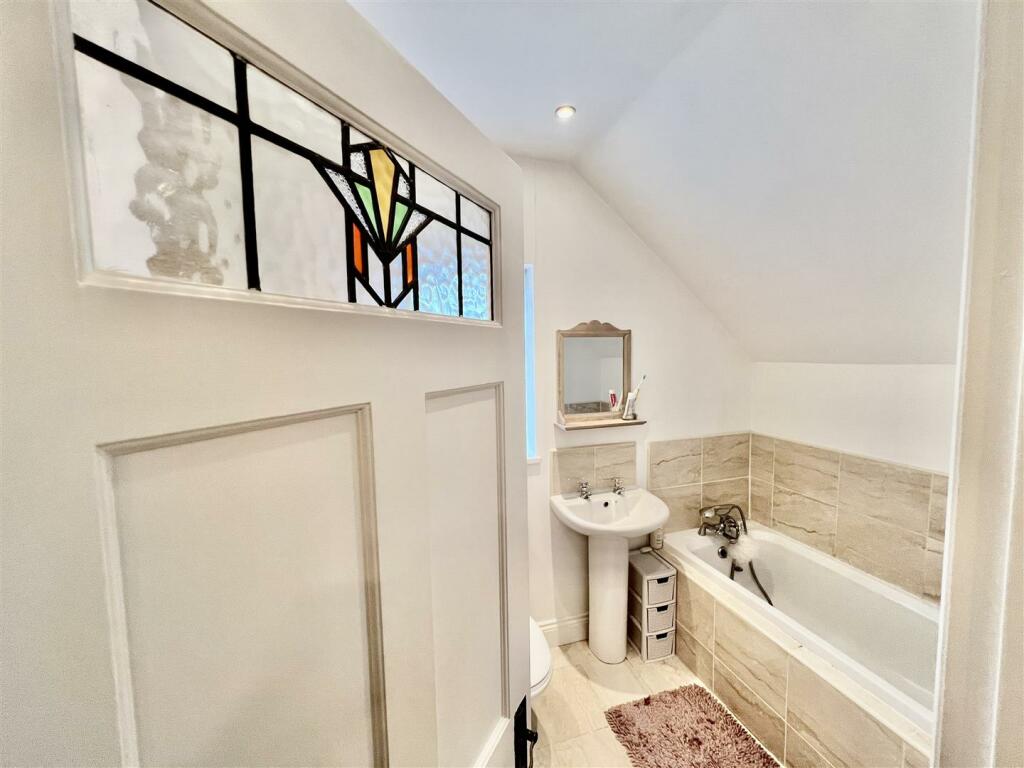 BATHROOM/WC