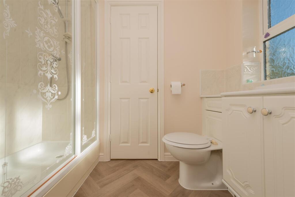 En-suite Shower Room / WC: